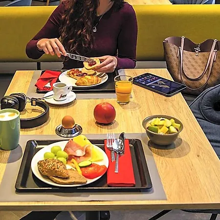 Ibis West 3*
