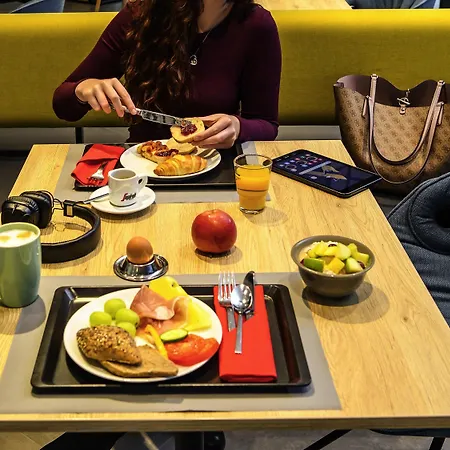 Ibis West 3*